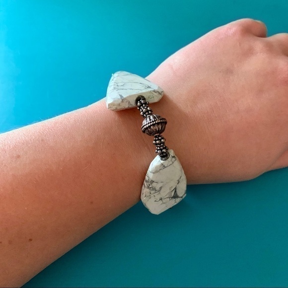 White Howlite stone and silver bracelet - Picture 2 of 3